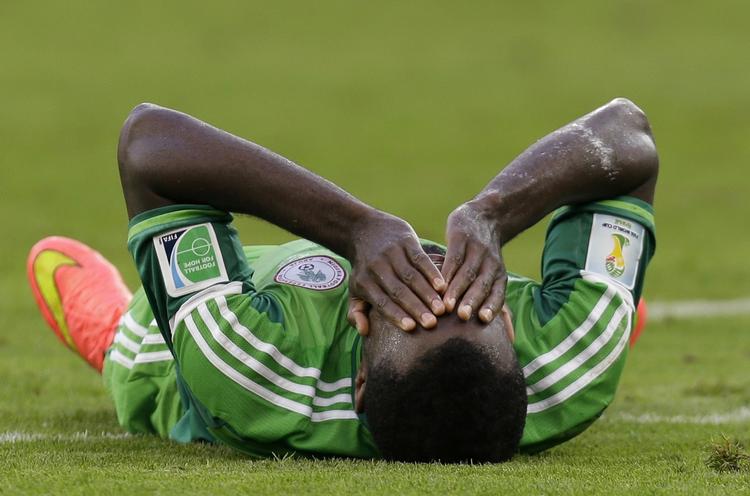 gaaaaab. Nigerias Emmanuel Emenike tager sig til hovedet under kampen mod Iran i går. Det samme gjorde mange af dem, som kedede sig gennem kampen på tv. 