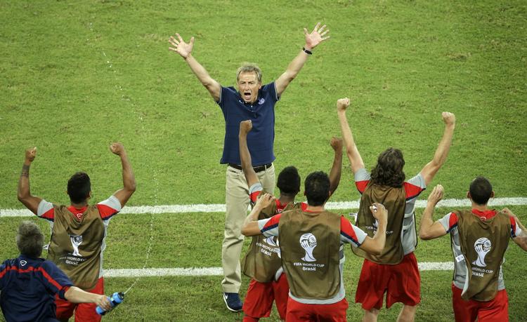 JUBEL. At USA's målscorer brækkede næsen, ser Jürgen Klinsmann ikke som noget problem. Han er klar igen om et par dage, lover den jublende landstræner. 