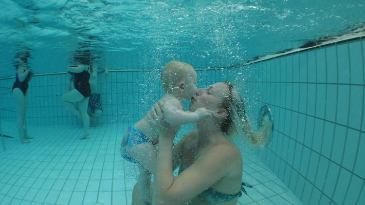 BABYDYK. Pernille Kjellstøm med datteren Lilje smugtræner inden lørdagens rekordforsøg i Herning. 