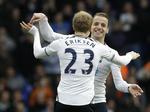 HOLDKAMMERATER. Mens Jan Vertonghen (th.) er til VM med Belgien, må Christian Eriksen nøjes med at holde ferie. 