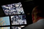 overvågning. Britiske myndigheder mener, at de har ret til at overvåge al trafik på Facebook og Google. Billedet er fra politiets videoovervågning på Politigården i København. 