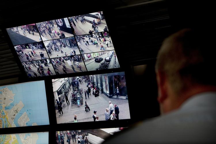 overvågning. Britiske myndigheder mener, at de har ret til at overvåge al trafik på Facebook og Google. Billedet er fra politiets videoovervågning på Politigården i København. 