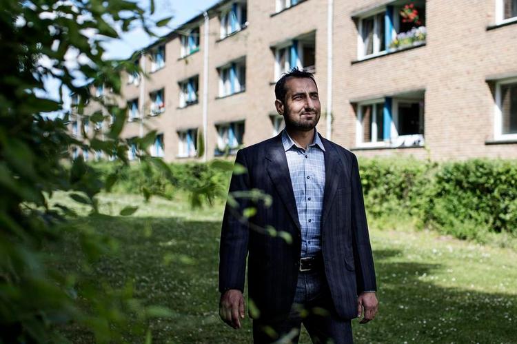 glad. Mian Shams Rauf  kom til Danmark med greencard og trives, selv om han ikke fik job som akademiker. 