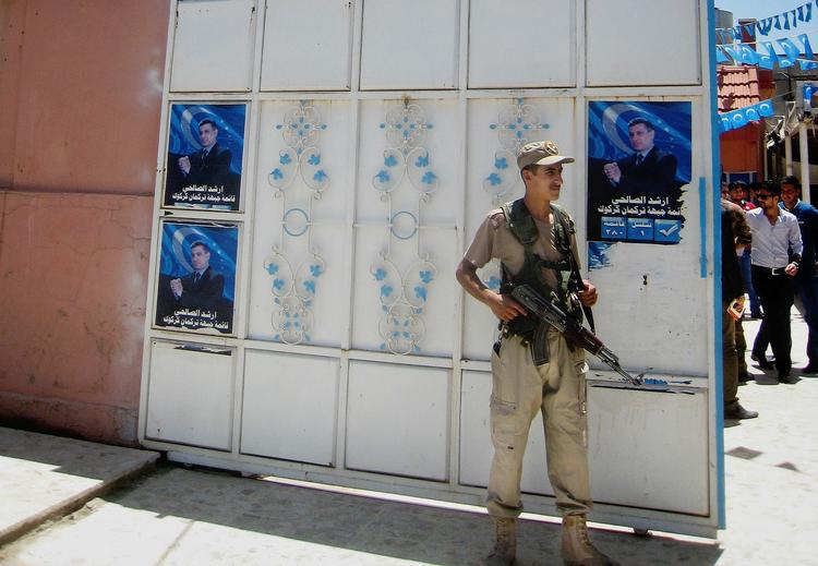 VAGT. En kriger står vagt foran Den Irakisk-Turkmenske Fronts hovedkvarter i Kirkuk. 