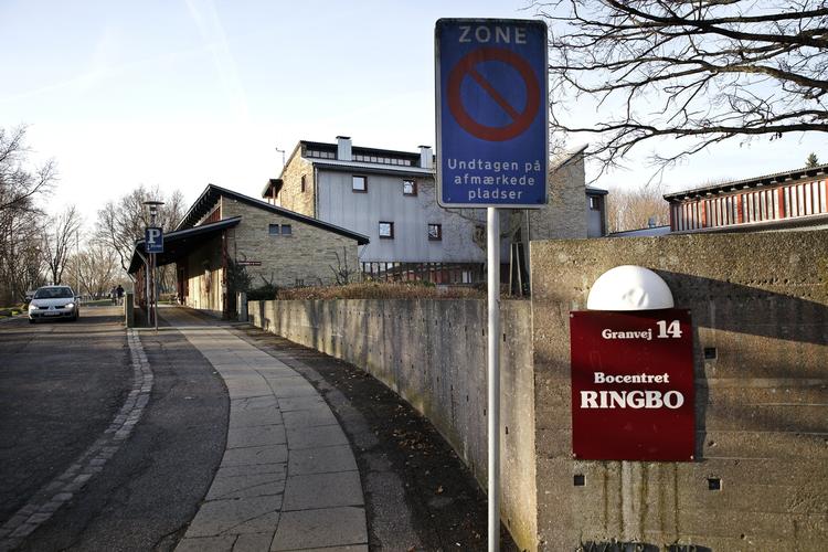 Drab. En kvindelig ansat er blevet stukket i hjel på bostedet Ringbo i Bagsværd. 
