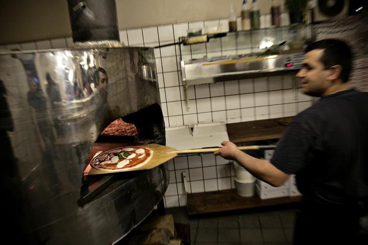 Stenovn. Forno a Legna på Frederiksberg serverer pizza med sprød krumme. 