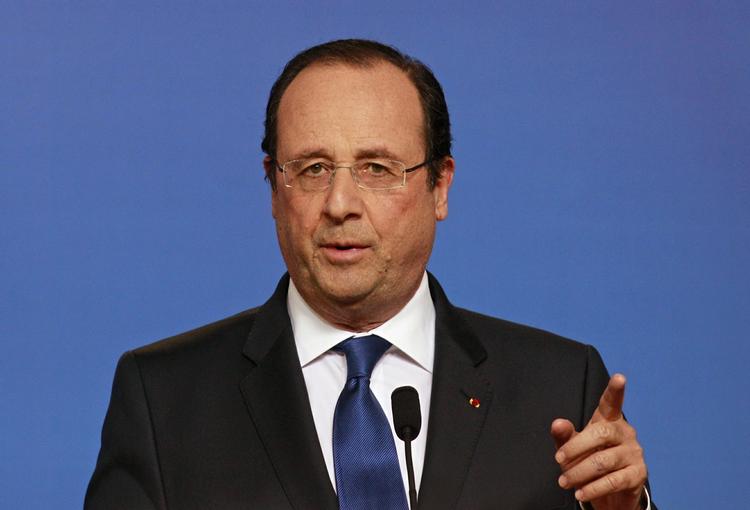 Uacceptabelt. Den franske præsident fordømmer overfaldet mod en ung roma fredag aften i et socialt belastet område nord for Paris, der de seneste uger har oplevet vandalisering af biler. Mange beskylder romaerne i området for at stå bag. 