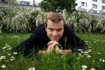 selvtak. I fredags overværede Hans Pilgaard to piger chikanere en hjemløs mand, der lå og sov i metroen. Det blev han indigneret over og råbte ukvemsord efter pigerne. I dag hyldes han for at skride ind over for uretfærdig behandling af samfundets svageste. 