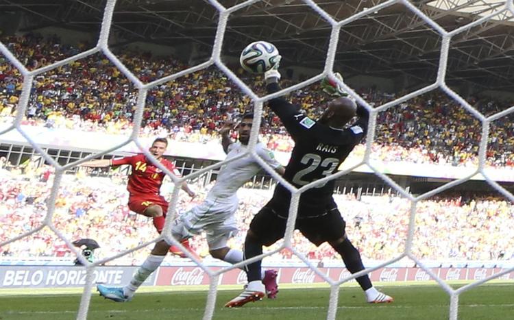 2-1. Dries Mertens (tv) scorer det afgørende mål for Belgien, der havde svært ved at knække Algeriet. 