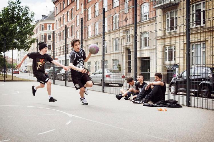 Boulevarden. Der spilles basket på Sønder Boulevard. 