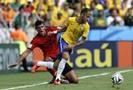 0-0. Neymar (th) var den store trussel og oplevelse hos et brasiliansk hold, der havde svært ved at trænge gennem et solidt organiseret mexikansk hold. 