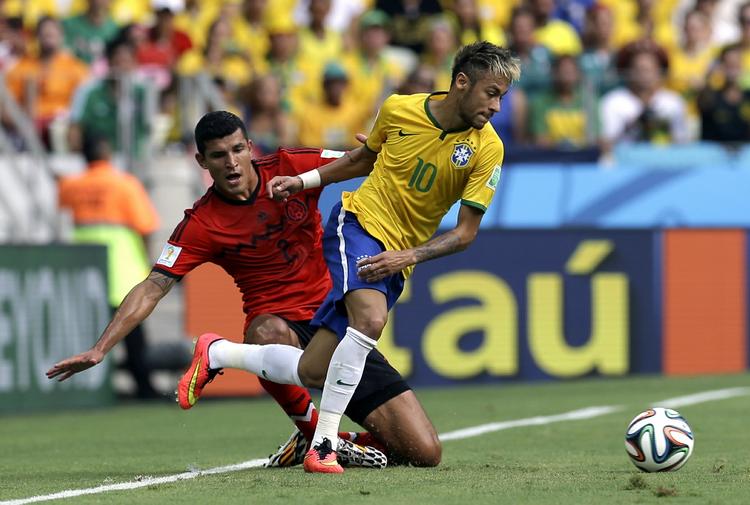 0-0. Neymar (th) var den store trussel og oplevelse hos et brasiliansk hold, der havde svært ved at trænge gennem et solidt organiseret mexikansk hold. 