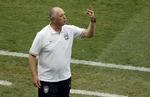 utilfreds. Brasiliens træner, Luiz Felipe Scolari, var flere gange under kampen mod Mexico utilfreds med den tyrkiske dommers linje. 
