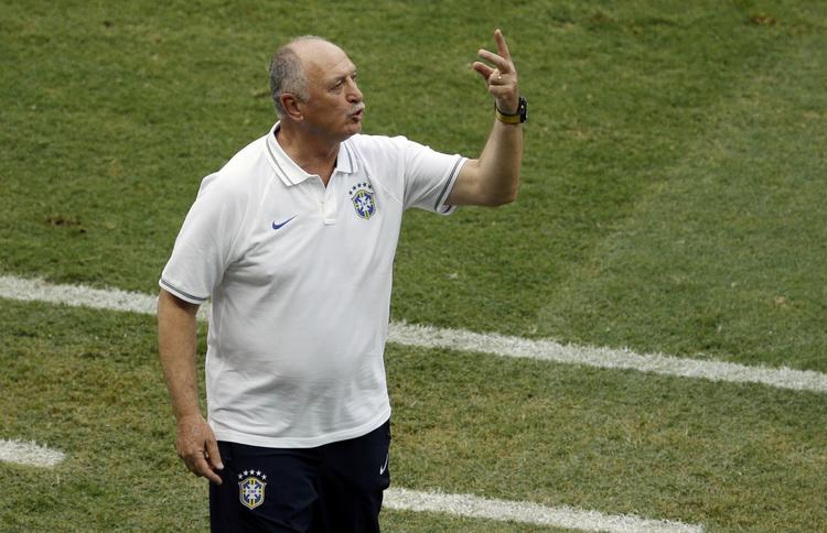 utilfreds. Brasiliens træner, Luiz Felipe Scolari, var flere gange under kampen mod Mexico utilfreds med den tyrkiske dommers linje. 