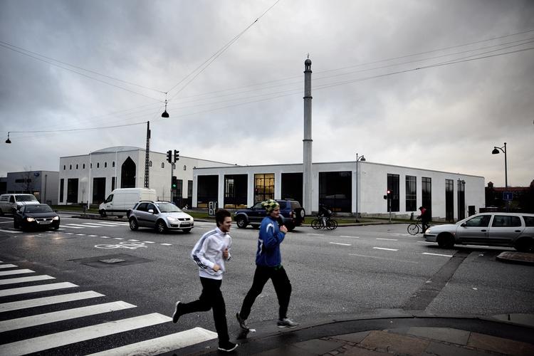 Tro. Den nye stormoske har en minaret, der er 20 meter høj. 