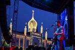 Tække. Kvindelige fans var kommet fra nær og fjern for at få en plads så tæt som muligt på scenen, da John Mayer gav open air koncert på Plænen i Tivoli tirsdag aften. 