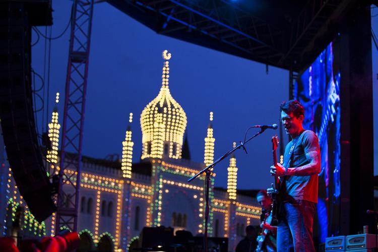 Tække. Kvindelige fans var kommet fra nær og fjern for at få en plads så tæt som muligt på scenen, da John Mayer gav open air koncert på Plænen i Tivoli tirsdag aften. 