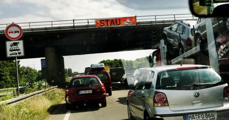 Kø. Bilister på vej gennem Tyskland må på mange strækninger væbne sig med tålmodighed, når vejarbejde eller ulykker forårsager Stau 