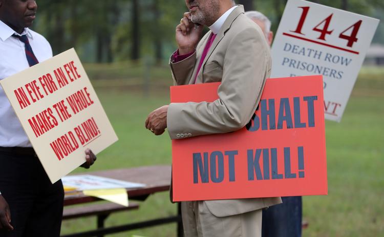 Protest. Modstandere af dødsstraf er mødt op foran Jackson State Diagnostic Prison i Georgia, der står for den første henrettelse af en fange på dødsgangen i to måneder. Ni henrettelser er blevet udskudt i USA, efter en fange i Oklahoma overlevede sin dødelige indsprøjtning alt for længe. 