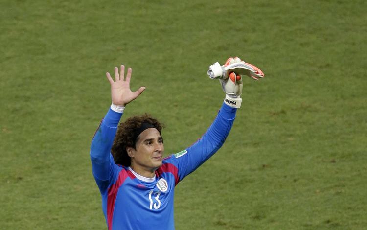 storspil. Den klubløse mexikanske målmand, Guillermo Ochoa, var en af kampens lyspunkter, da Mexico og Brasilien spillede 0-0. 