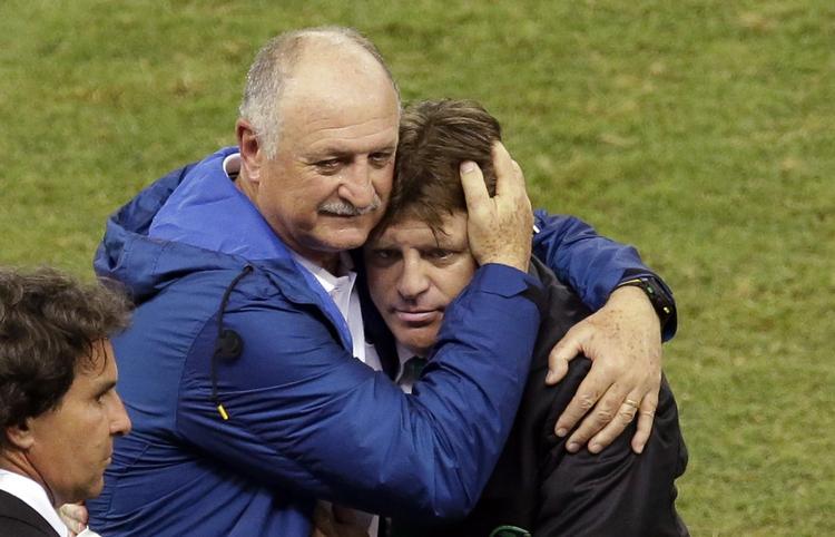 kærligt? Det var vist kærligt ment, da Brasiliens træner, Luiz Felipe Scolari, gav modstanderen Miguel Herrera et kram efter kampen. Men den mexikanske træner ser lidt klemt ud. 