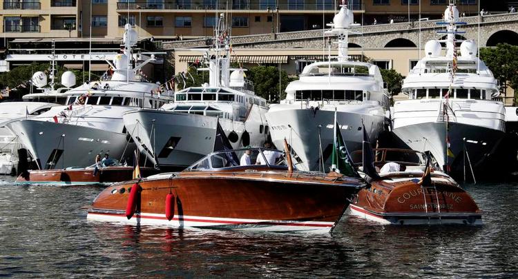 Bølgegang. Formuer følger ofte aktiekurserne op og ned. Lige nu kan ejerne af bådene i Monaco glæde sig sammen med verdens andre rige. 