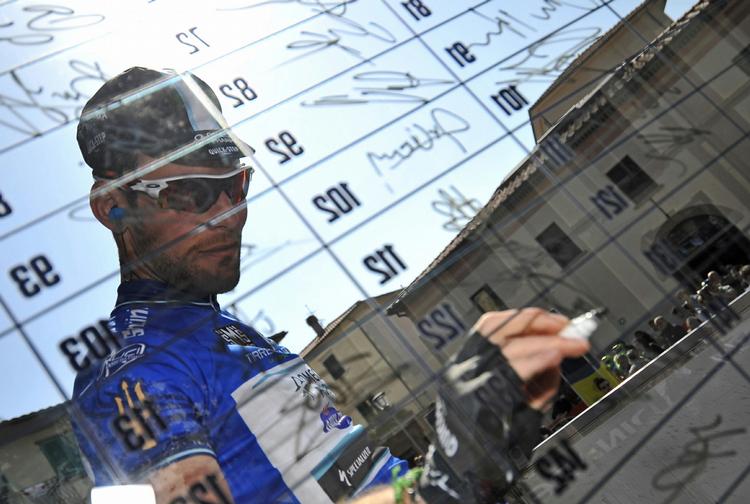 sprinterne. Mark Cavendish har igen et stærkt hold omkring sig og ligner en mulig vinder af dagens etape i Schweiz. 