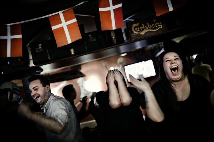 VM. Fejr fodboldmesterskaberne på bar med en kold øl i hånden. 