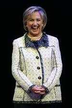 Hemmelighedsfuld. Hillary Clinton er Demokraternes mest oplagte præsidentkandidat forud for valget i 2016. Nu ekvillibrerer hun i udenomssnak over for en presse, der bliver ved og ved og ved med at spørge, om hun ynder at stille op. 
