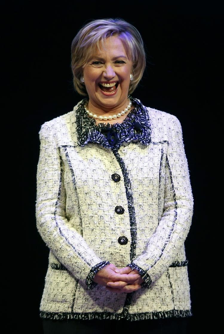 Hemmelighedsfuld. Hillary Clinton er Demokraternes mest oplagte præsidentkandidat forud for valget i 2016. Nu ekvillibrerer hun i udenomssnak over for en presse, der bliver ved og ved og ved med at spørge, om hun ynder at stille op. 