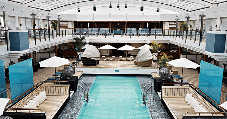 Dyp. Poolen på M/S Europa 2 er 15 meter lang og overdækket, når det er dårligt vejr. 