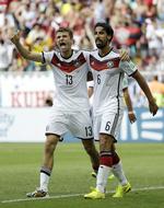 sejr. Thomas Müller (tv) scorede VM's første hattrick i kampen mod Portugal. 