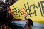 protester. Mange af de brasilianske demonstrationer før og under VM har rettet sig mod Fifa, som opfattes som en ny kolonisator. 