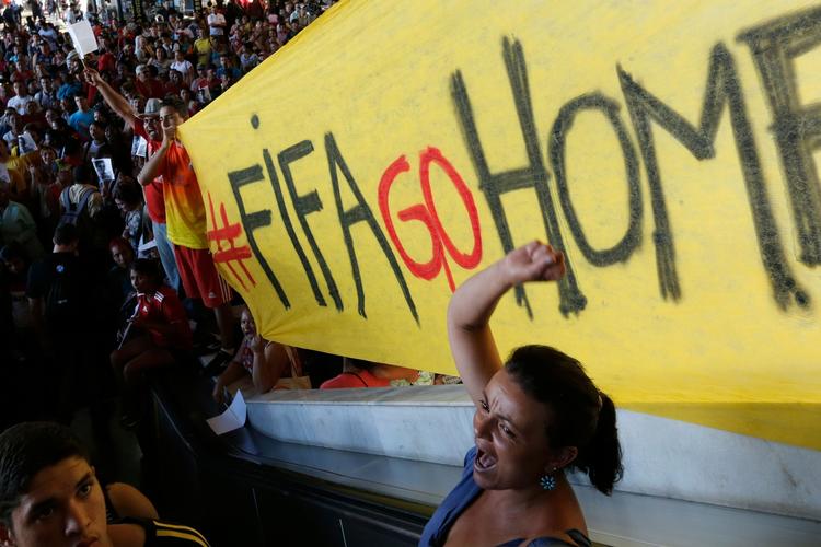 protester. Mange af de brasilianske demonstrationer før og under VM har rettet sig mod Fifa, som opfattes som en ny kolonisator. 