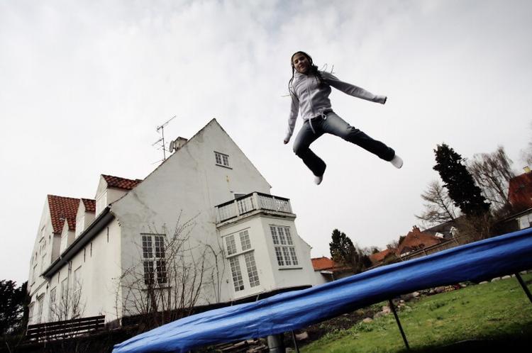 Hoppetricks. Større børn kommer til skade, når de begynder at eksperimentere med saltomortaler. De små bliver typisk ramt af randre børn på trampolinen. 