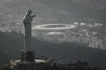 VM. To af Rio de Janeiros største vartegn; kristusstatuen i forgrunden og Maracana i baggrunden. 