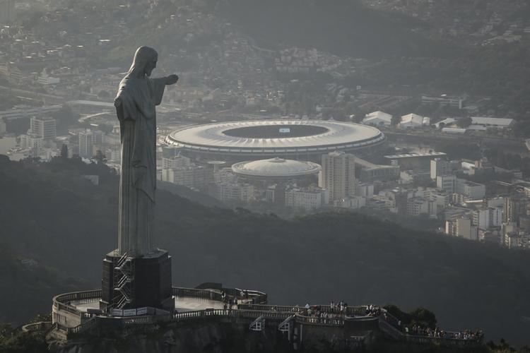 VM. To af Rio de Janeiros største vartegn; kristusstatuen i forgrunden og Maracana i baggrunden. 