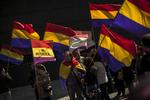 Forbud. Det spanske republikanske flag vil kunne blive beslaglagt af politiet under torsdagens demonstrationer mod monarkiet, når kronprins Felipe indsættes som ny konge. 