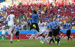 ude. Uruguay må undvære anfører Diego Lugano (nummer 2) mod England. 