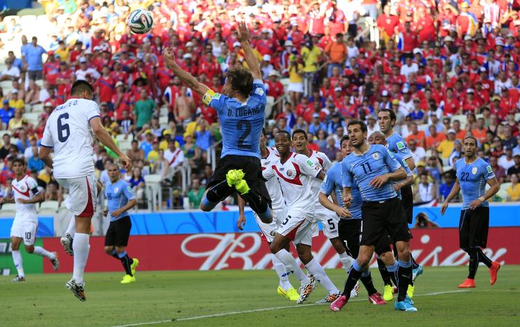 ude. Uruguay må undvære anfører Diego Lugano (nummer 2) mod England. 