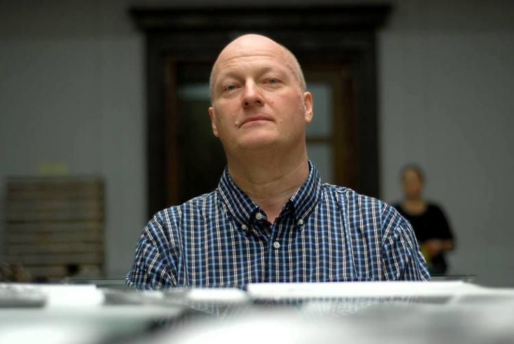 Eminent. Henrik Rehr har lavet en mesterlig historisk tegneserie, mener Politikens anmelder. Det skal ikke være for let at komme i bund med den mørke fortælling, siger forfatteren. 