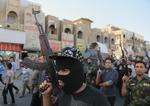 uro. Shiiter i bagdads Shula-kvarter løfter deres våben og råber slogans mod Isis-bevægelsen. Sunni-militante har de seneste dage indtaget en stribe større byer i det nordlige Irak. 