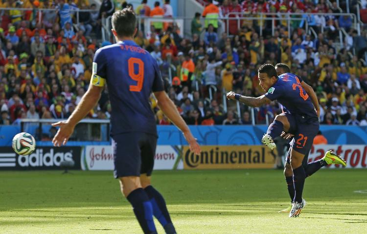 3-2. Et langskud af Memphis Depay afgjorde kampen Holland-Australien. 
