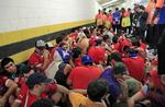 uro. Chilenske fans omringet af sikkerhedspersonale efter de brød ind i pressecentret Maracana stadion en time før kampen mellem Chile og Spanien gik i gang. Omkring 200 fans forsøgte at skaffe sig adgang til stadion via pressens arbejdsområde. 