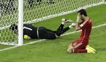 AFBRÆNDER. Den spanske nedtur illustreres af Sergio Busquets, der i sin 68. landskamp brændte en oplagt chance for at score sit første mål. 