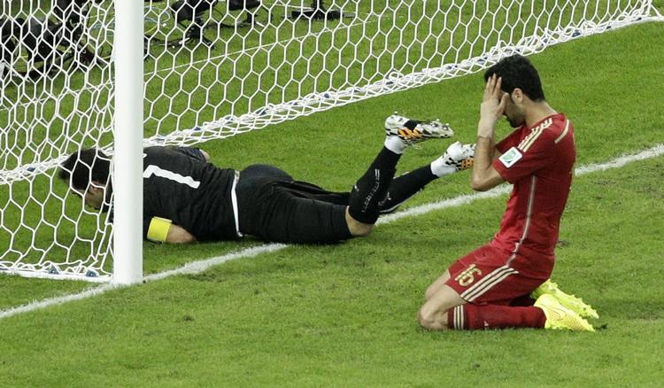 AFBRÆNDER. Den spanske nedtur illustreres af Sergio Busquets, der i sin 68. landskamp brændte en oplagt chance for at score sit første mål. 