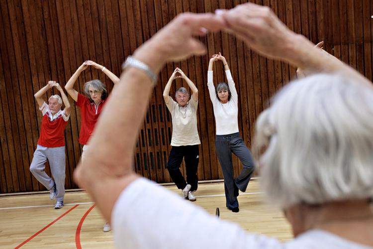 demens. Statistisk set er demens, som kan føre til Alzheimers sygdom, sjældnere hos motionisterne end hos dem, der gennem livet har valgt sofaen frem for løbeskoene. 