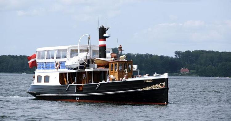 Skibshistorie. Helge er ikke alene en smuk turbåd, men også et flydende historisk dokument udnævnt af Skibsbevaringsfonden. 