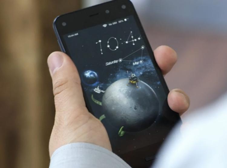 SMARTPHONE. Når man vipper Fire Phone frem og tilbage, skifter billedet og giver en 3D-effekt. Man kan også vippe telefonen for at skifte menu eller bladre igennem en website (Foto: PR/Amazon/Screenshot) 