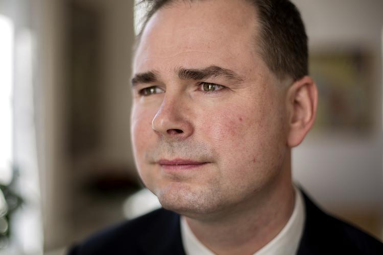 Nicolai Wammen skal svare på, hvordan lovgivningen giver tilladelse til den form for overvågning, som NSA ifølge Edward Snowden har foretaget i Danmark. 